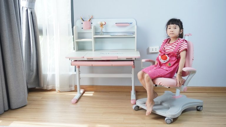 Có nên cho con dùng bàn học thông minh từ nhỏ không?