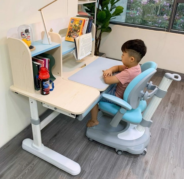 Bàn học thông minh giúp trẻ có tư thế ngồi tốt hơn