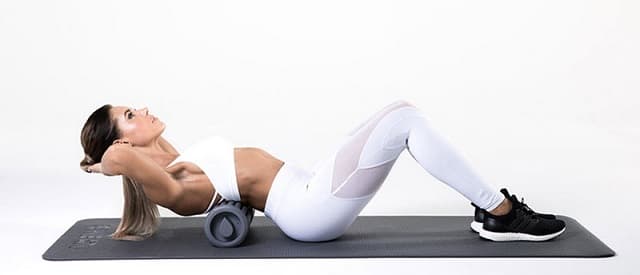 Luyện cơ lưng trên với ống lăn giúp cải thiện gù lưng