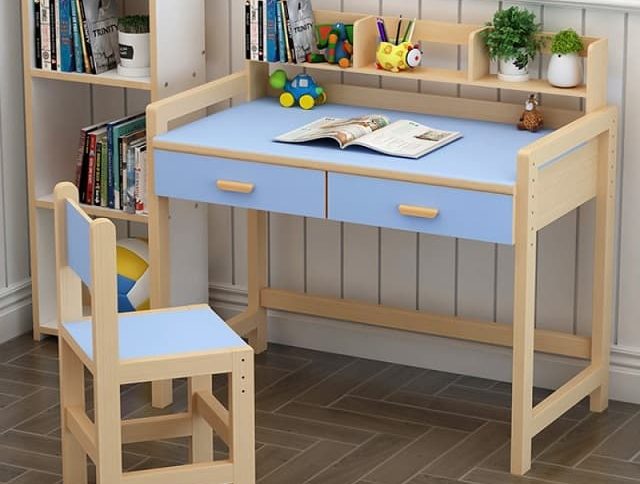 Mẫu bàn ngăn kéo màu xanh dương dành cho bé trai